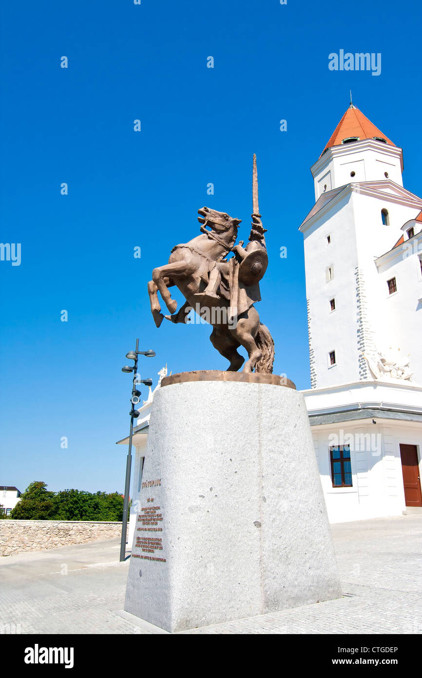 Statua equestre di re Svatopluk in una parte anteriore del castello di Bratislava Foto Stock