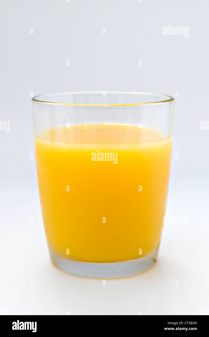 Bicchiere di succo di arancia su sfondo bianco Foto Stock