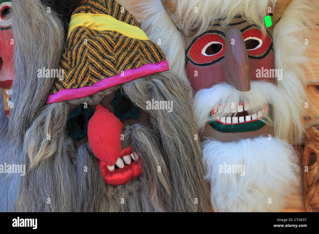 Colorati rituali tradizionali maschere in un negozio di articoli da regalo nella crusca, Transilvania, Romania Foto Stock