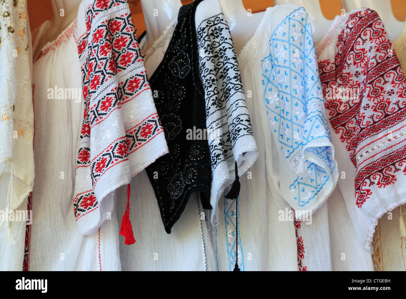 Ricamati womens shirts appesa in un negozio di articoli da regalo nella crusca, Transilvania, Romania Foto Stock