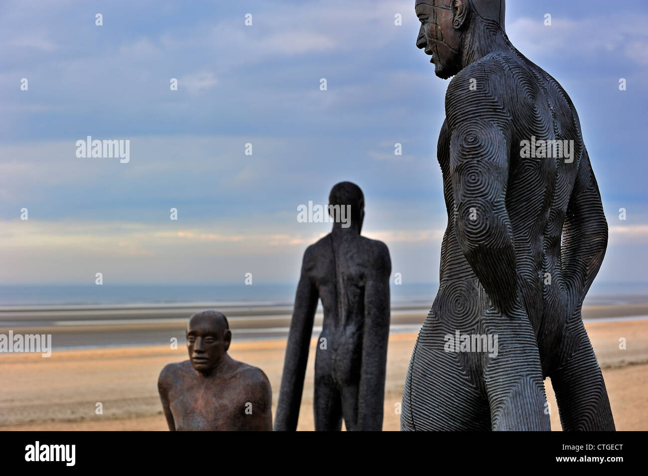 I giocatori, sculture dell'artista Michal Gabriel sulla spiaggia durante il Beaufort04 2012 art festival a Bredene, Belgio Foto Stock