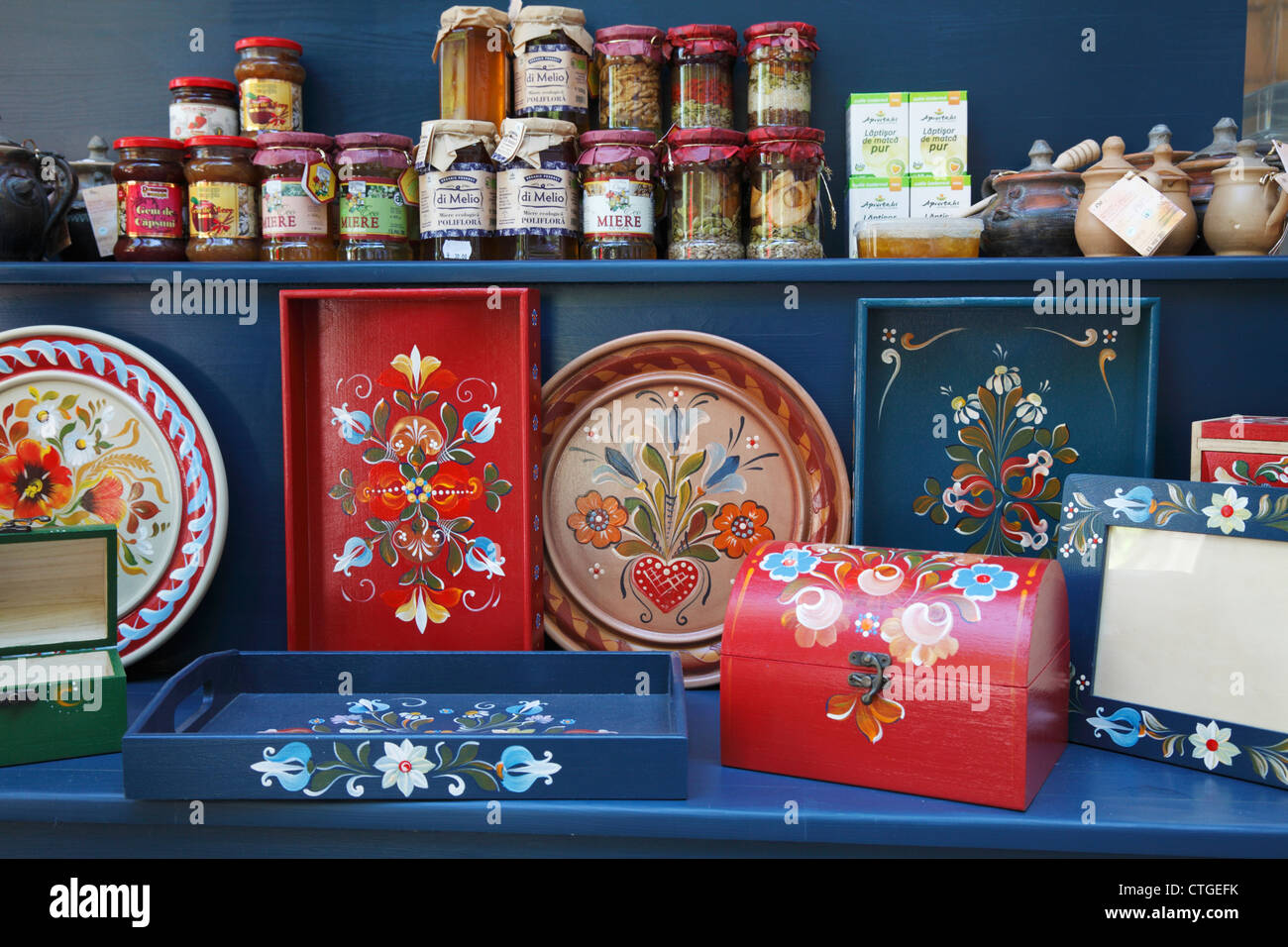 Vasi di marmellata, miele e dipinta a mano scatole, piatti e vassoi in un negozio di articoli da regalo nella crusca, Transilvania, Romania Foto Stock