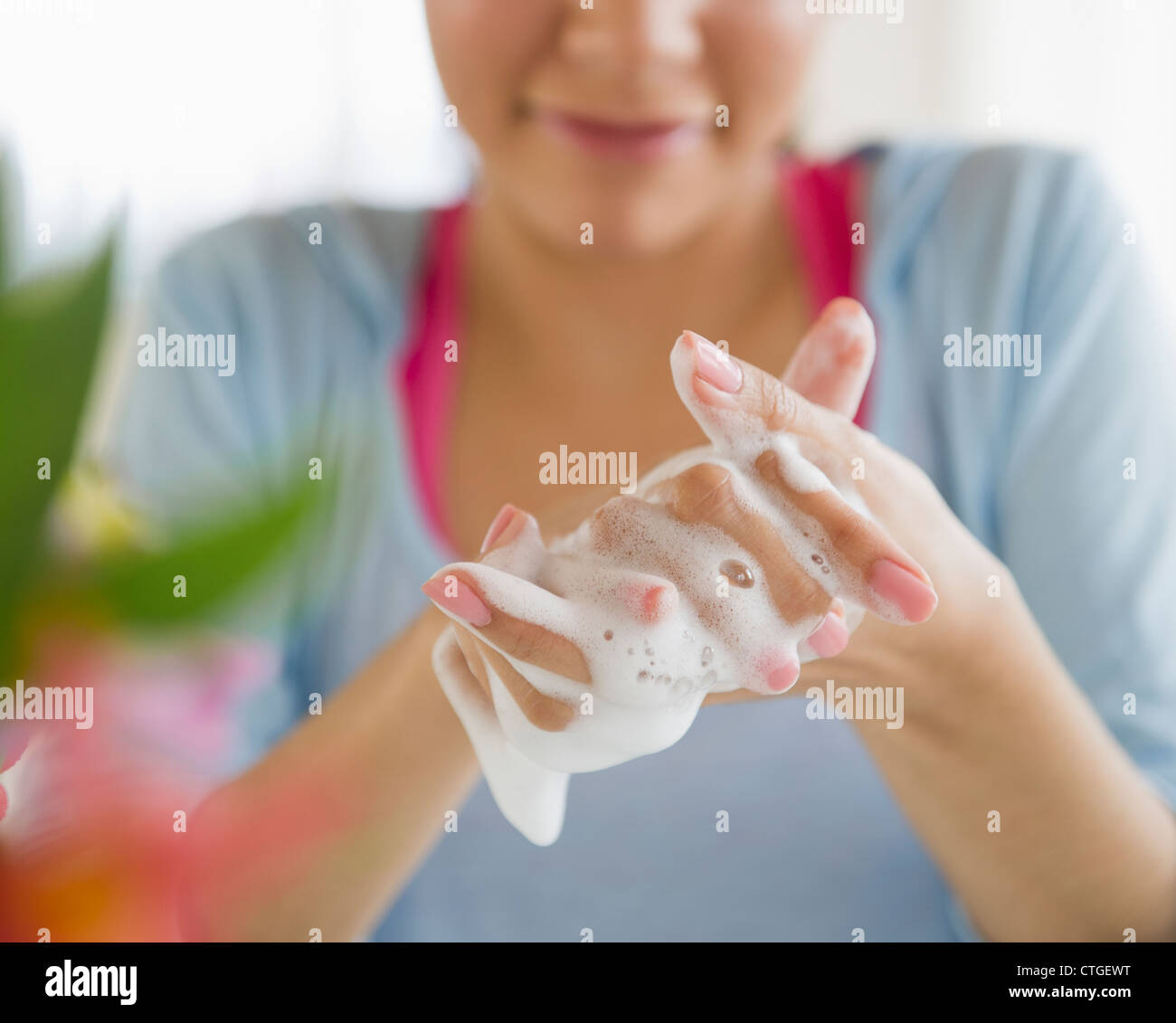 Donna ispanica lavaggio delle mani Foto Stock