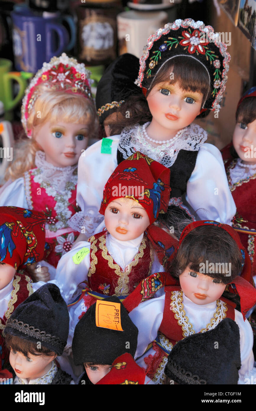 Bambole di souvenir in un negozio di articoli da regalo nella crusca, Transilvania, Romania Foto Stock