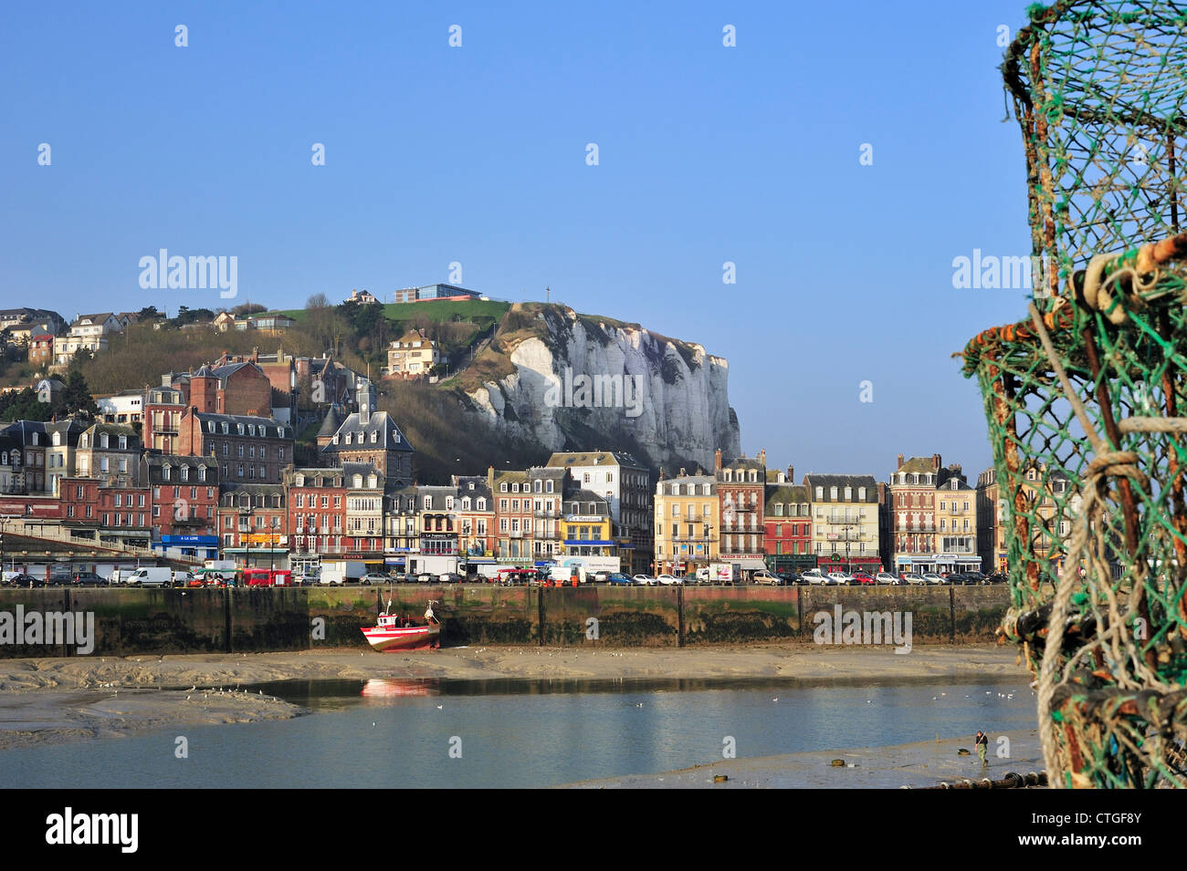Le trappole a base di aragosta e la vista sul porto, le bianche scogliere e la città di Le Tréport, Alta Normandia, Francia Foto Stock