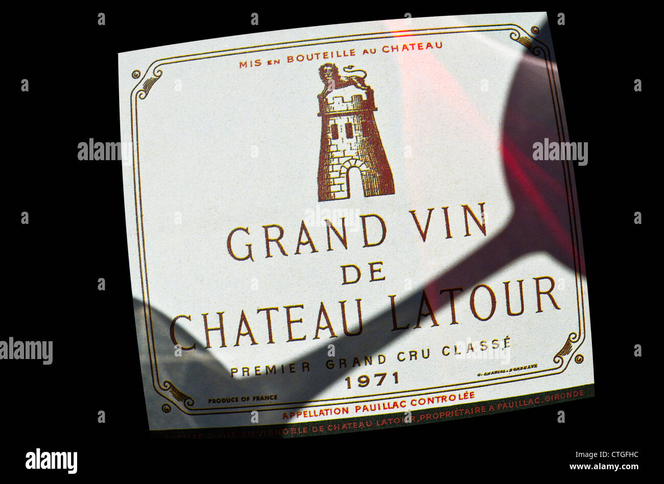 Chateau Latour ombra di un bicchiere di degustazione di vino che cade su etichetta di raffinato Chateau Latour Premier Grand cru classe French Bordeaux rosso vino 1971 Foto Stock