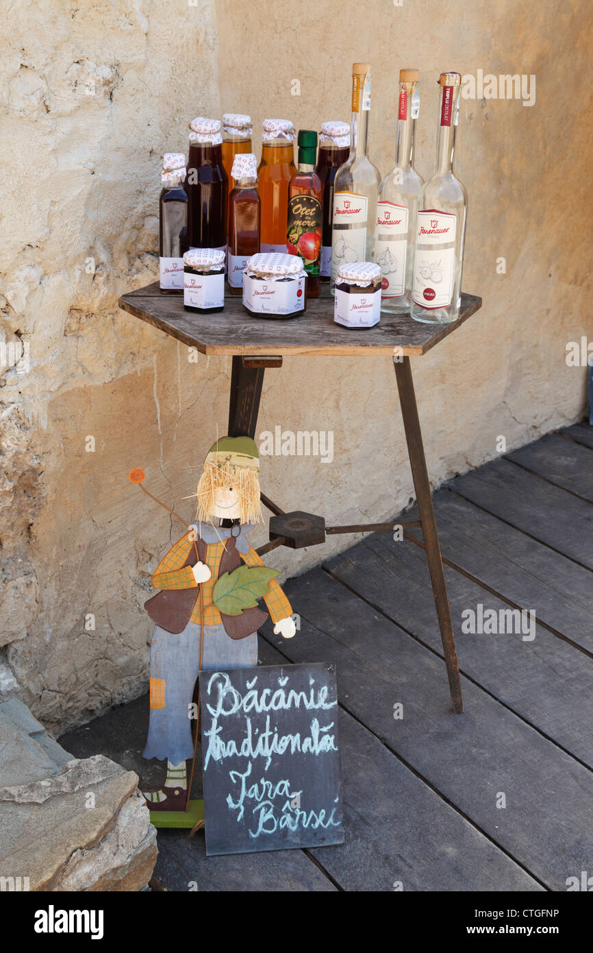 La grappa casalinga, sciroppi e confetture di frutta in vendita a Rasnov citadel, Transilvania, Romania Foto Stock