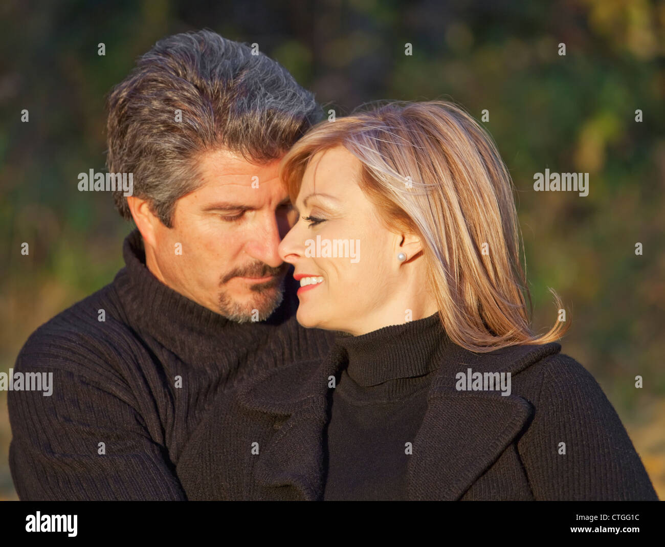Paio di trascorrere del tempo di qualità insieme in un parco in autunno; St. Albert, Alberta, Canada Foto Stock