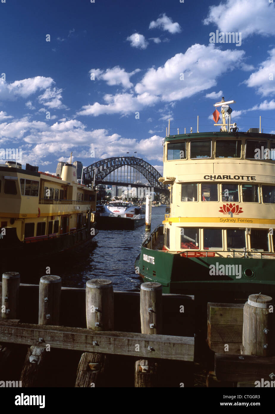 Sydney traghetto "Charlotte' al Circular Quay con Sydney Harbour Bridge in background Sydney New South Wales AUSTRALIA Foto Stock