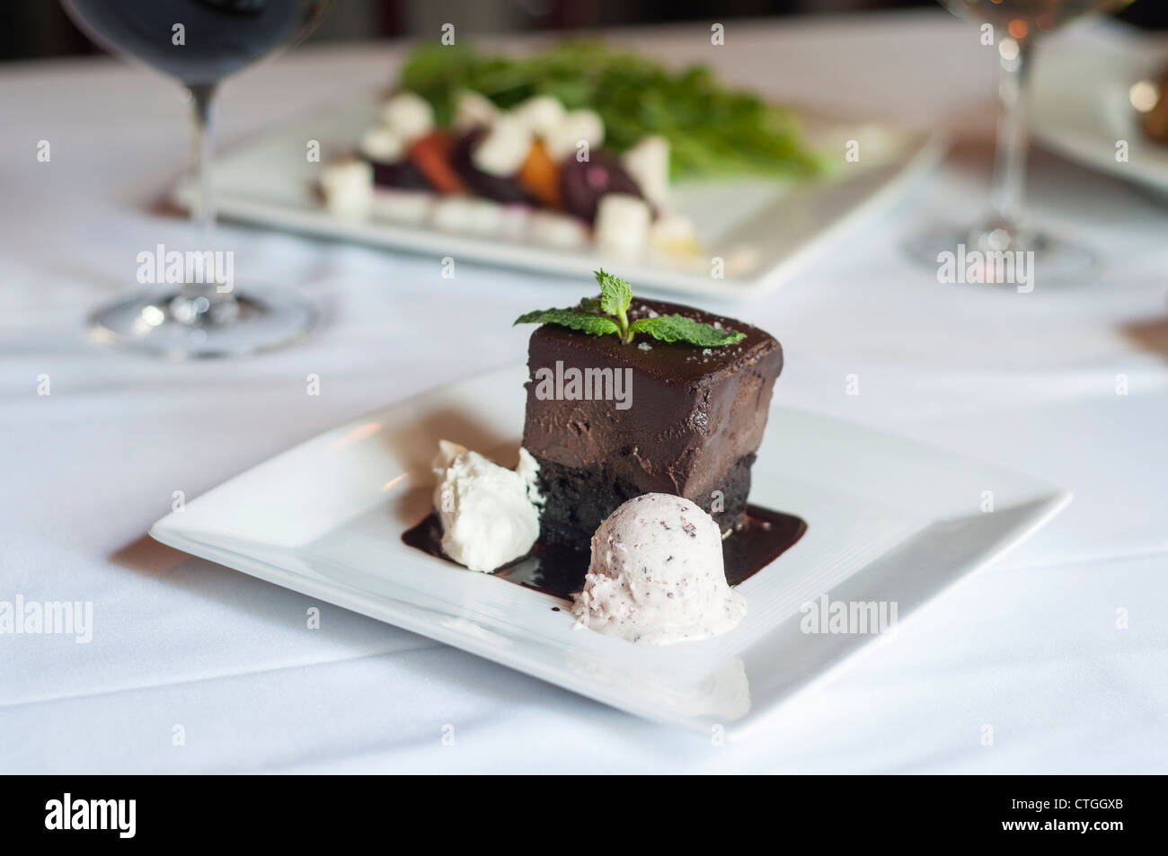 Un bordo di taglio ristorante Americano che reinventa piatti classici con stile e brioso. Foto Stock