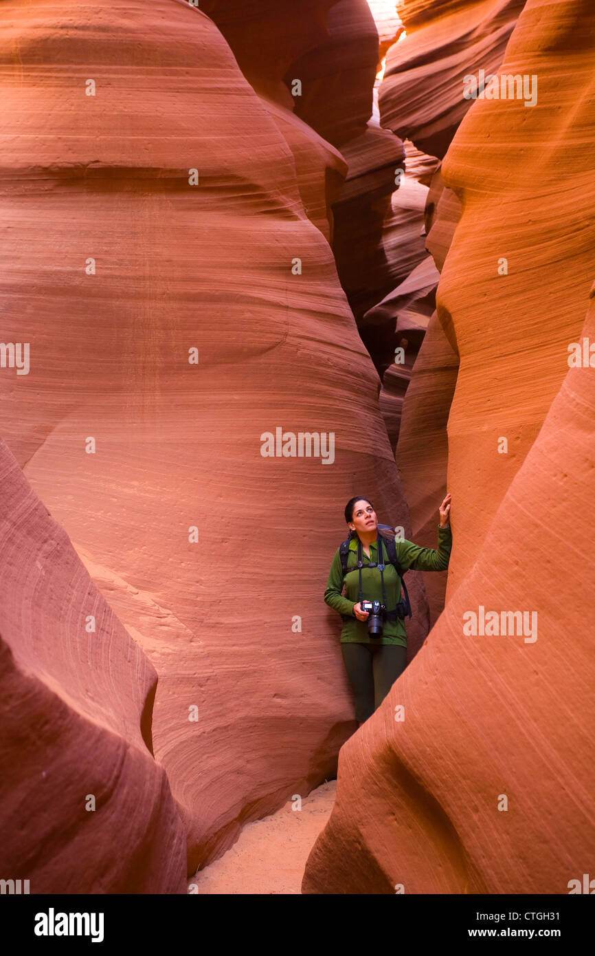 Il persiano donna escursionismo in canyon Foto Stock