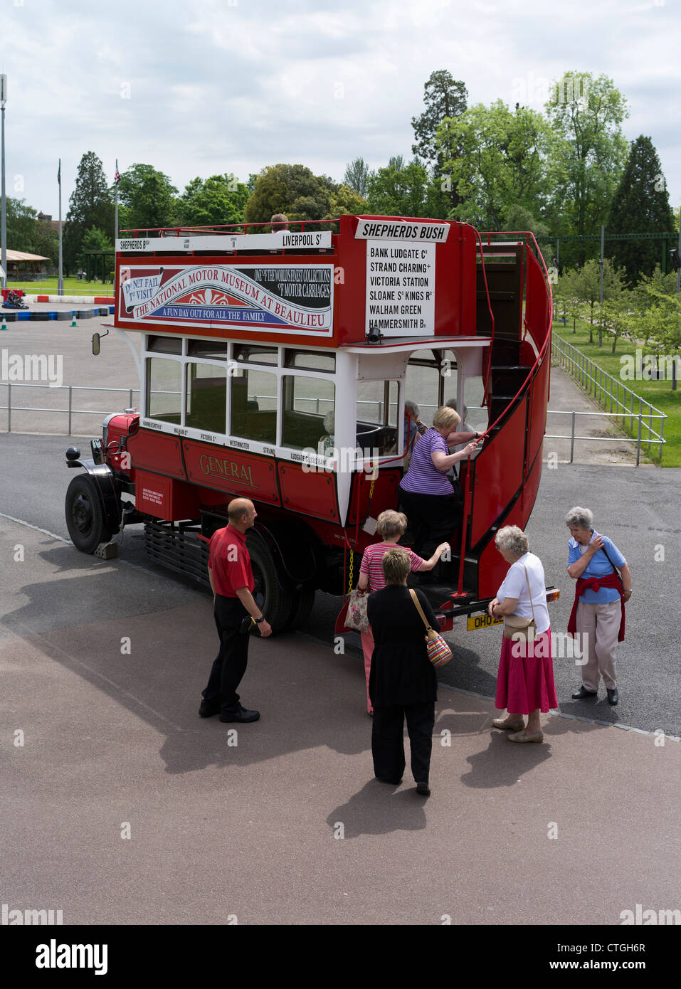 dh National Motor Museum BEAULIEU HAMPSHIRE passeggeri a bordo di una Londra d'epoca aprire il bus omnibus in alto Foto Stock