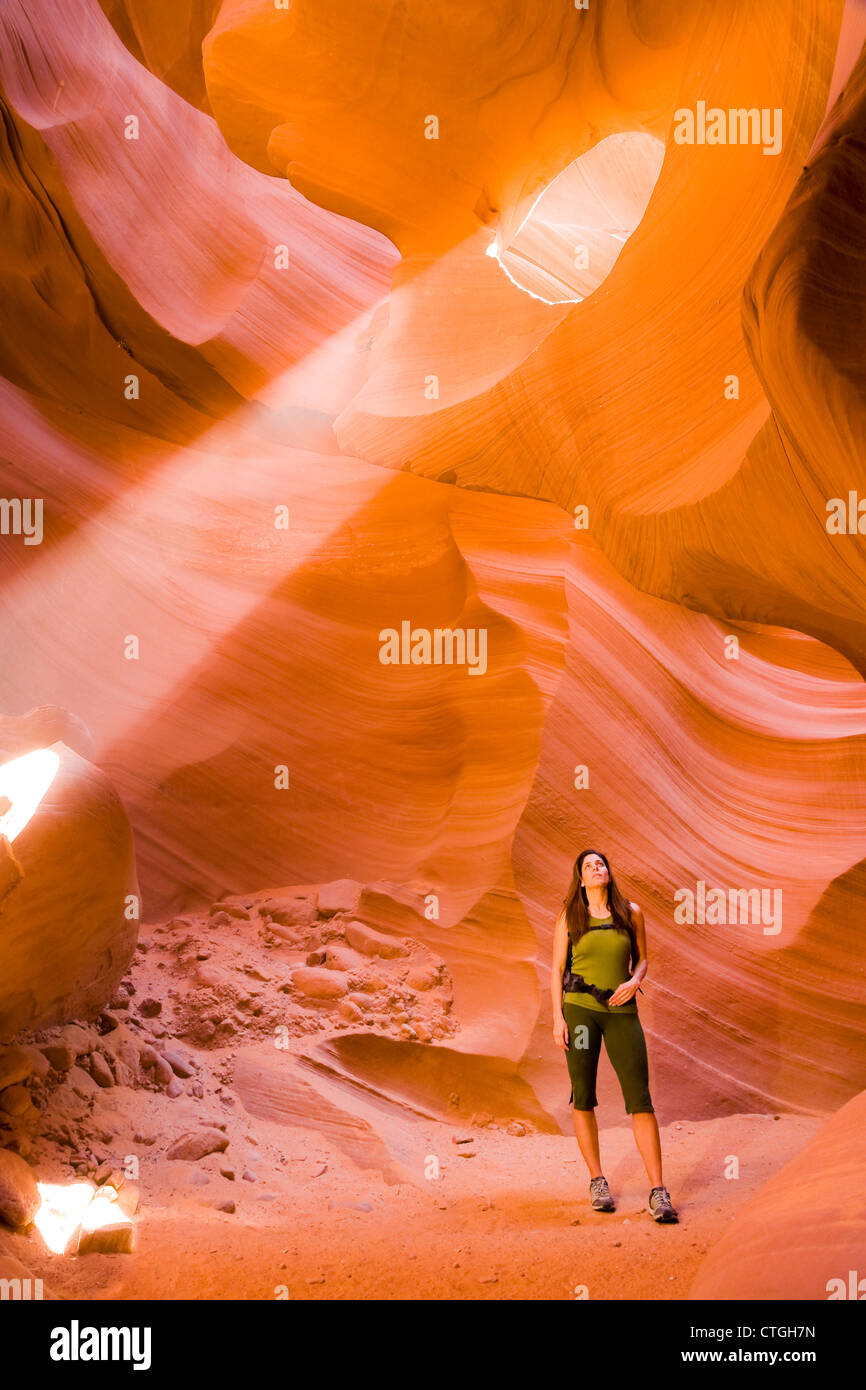 Il persiano donna escursionismo in canyon Foto Stock