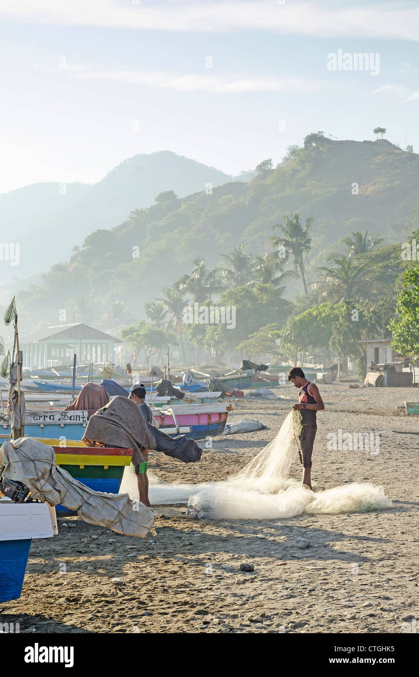 Lavoro di pescatori sulla spiaggia di Dili Timor orientale Foto Stock