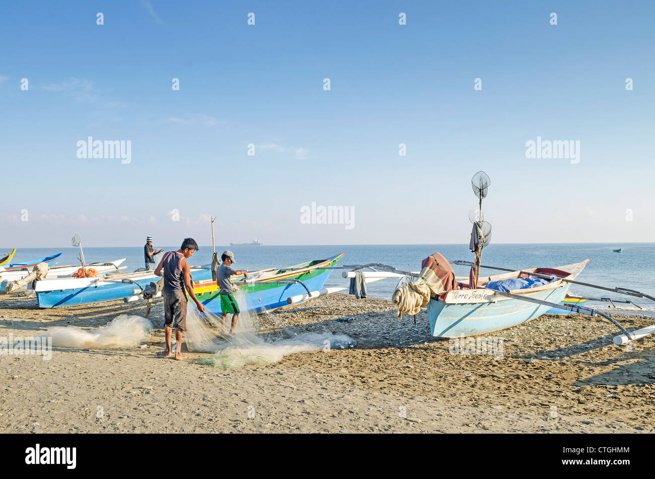 Lavoro di pescatori sulla spiaggia di Dili Timor orientale Foto Stock