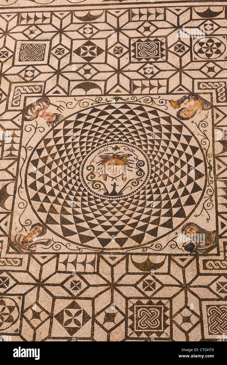 Carmona, provincia di Siviglia, Spagna. Mosaico romano di Medusa nel Municipio. Foto Stock