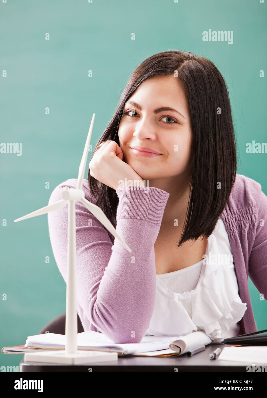 Caucasian donna seduta con turbina a vento modello Foto Stock
