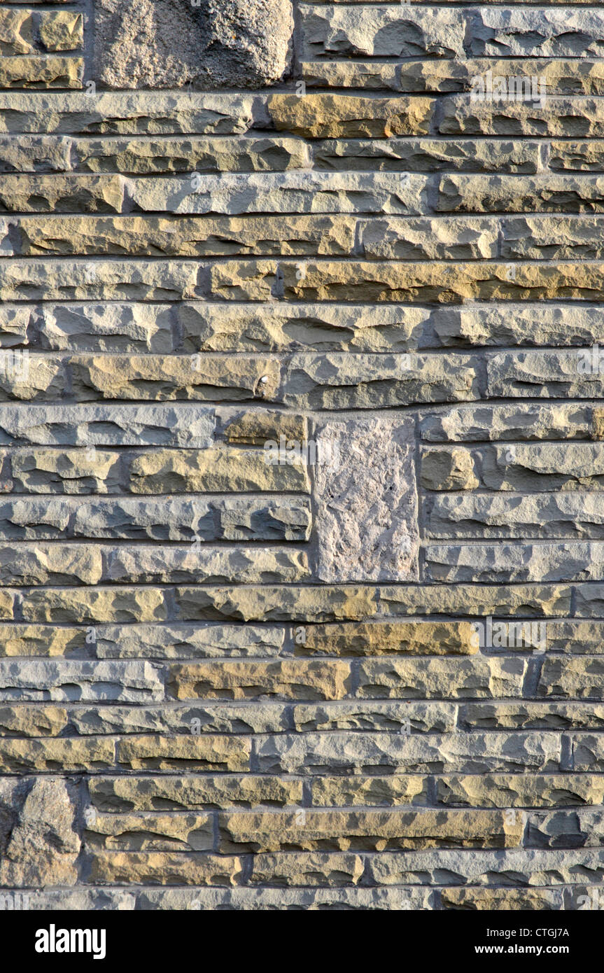 Primo piano su blocchi di pietra York naturale tagliato e vestito da Lastre di pavimentazione londinesi ridondanti e cavità esterna della casa della pelle riutilizzata Wall Brentwood Essex Inghilterra Foto Stock