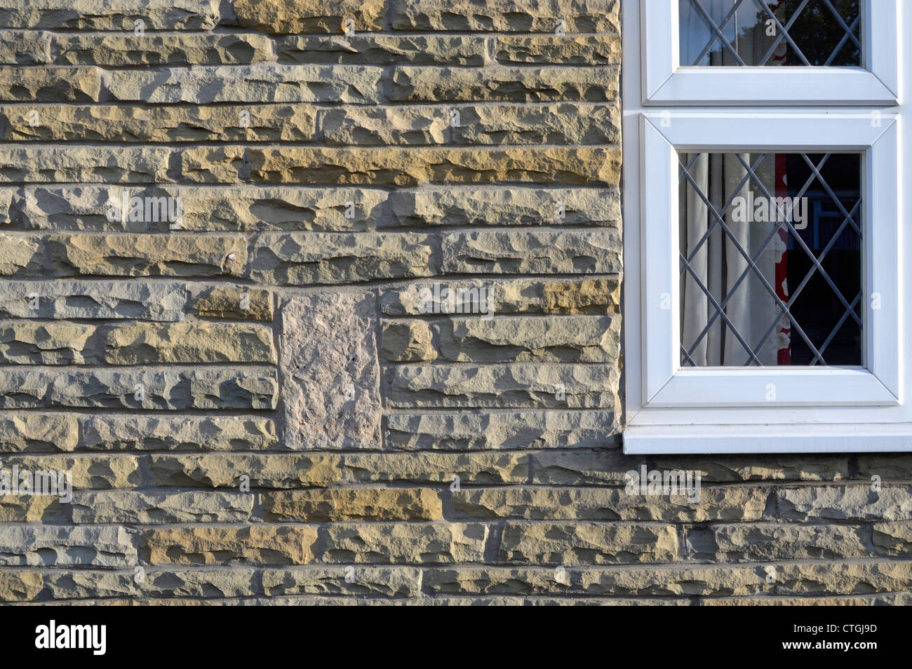 Blocchi di pietra yorkstone naturale tagliati e rivestiti da pavimentazione ridondante londinese E utilizzato in pareti di cavità interne con plastica UPVC Cornice per finestre Inghilterra UK Foto Stock