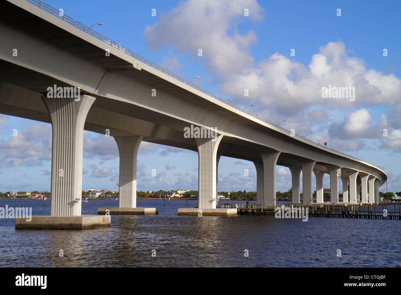 Stuart Florida, St Lucie River Water, Stati Uniti 1 un ponte Roosevelt, span, i visitatori viaggio di viaggio turismo turistico punto di riferimento cultura cultur Foto Stock