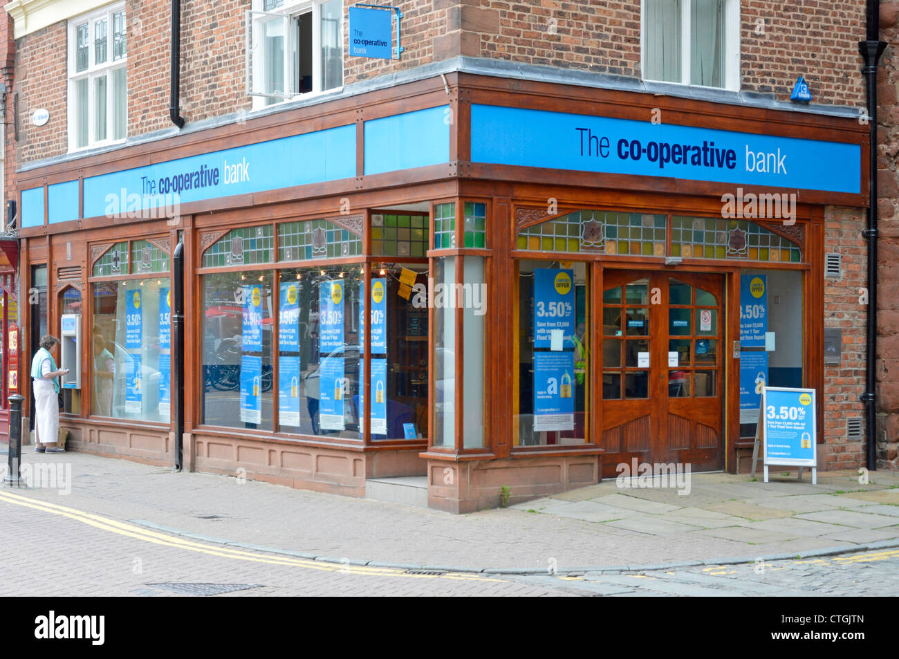 Co op high street filiale di banca con il cliente tramite bancomat sul sito di angolo a Chester Cheshire England Regno Unito Foto Stock