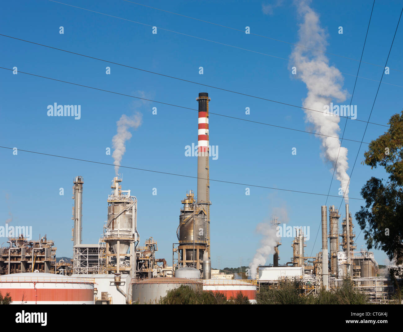 Fumo che sale dal camino di impianto petrolchimico vicino Guadarranque, la provincia di Cadiz Cadice, Spagna. Foto Stock