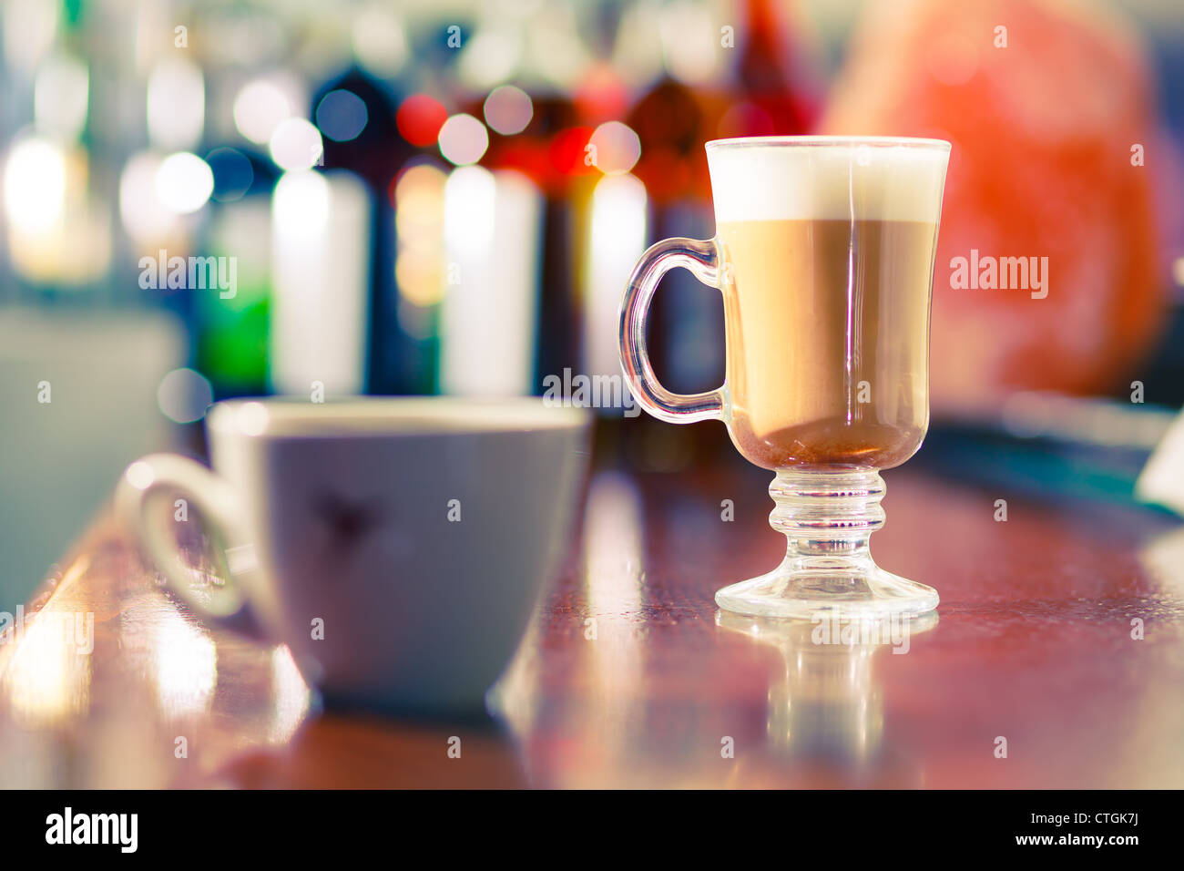Accessori per caffè cappuccino e caffè espresso al bar tabella Foto Stock