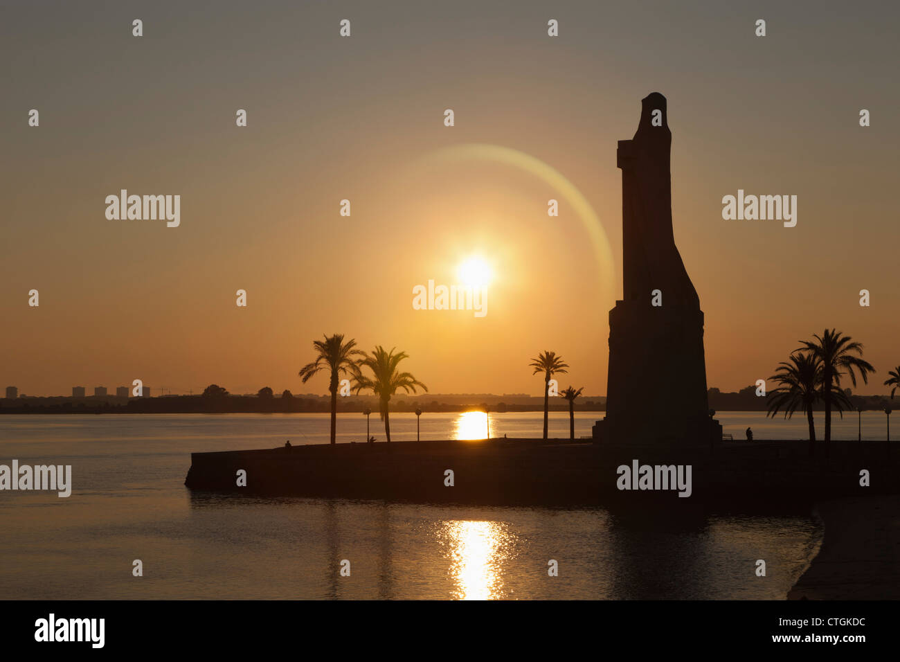 Il Monumento di colombo scolpito da Gertrude V. Whitney a Punta del sebo vicino a Huelva e provincia di Huelva, Andalusia, Spagna meridionale. Foto Stock