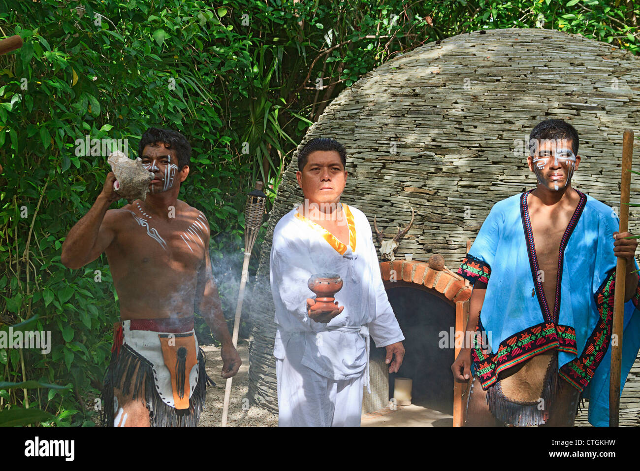 Maya sciamani che accoglie i visitatori con il rituale del fumo da copale resina. Foto Stock