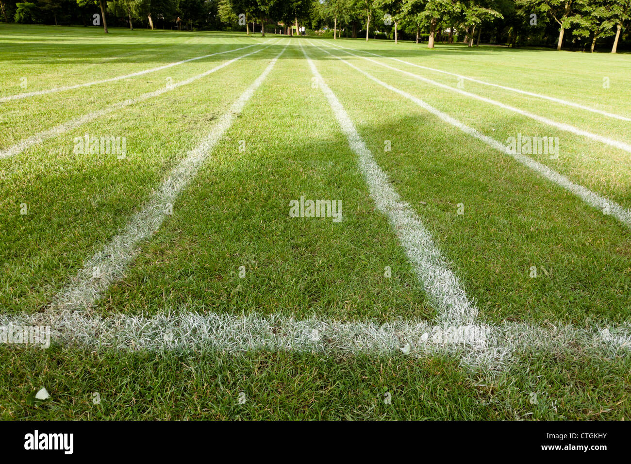 Marcature di corsia per un 100 metri di erba via di corsa su un parco, England, Regno Unito Foto Stock