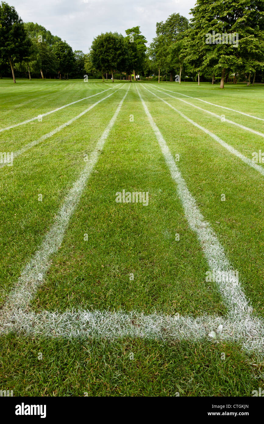 Marcature di corsia per un 100 metri di erba via di corsa su un parco, Nottinghamshire, England, Regno Unito Foto Stock