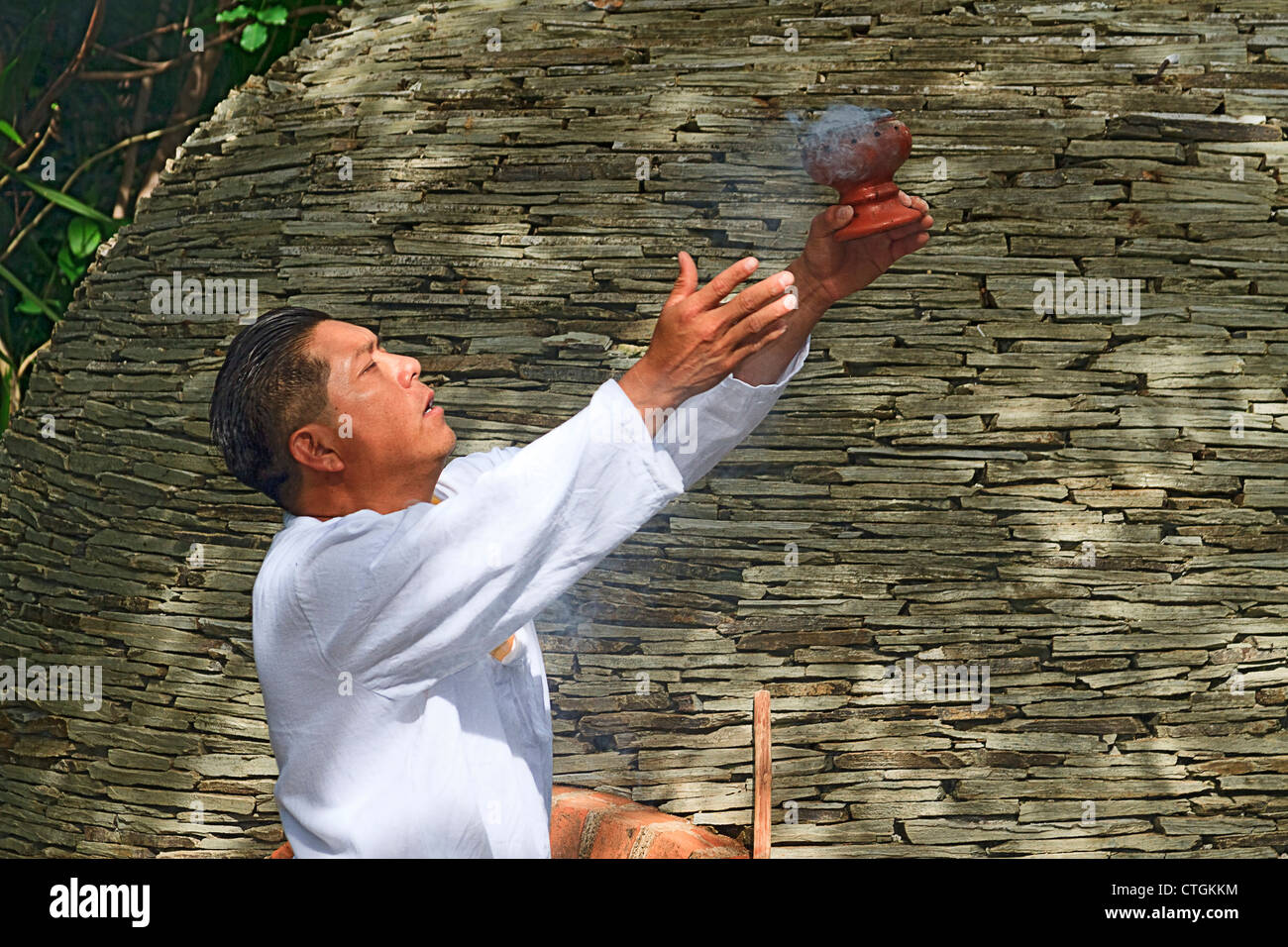 Sciamano Maya che accoglie i visitatori con il rituale del fumo da copale resina. Foto Stock