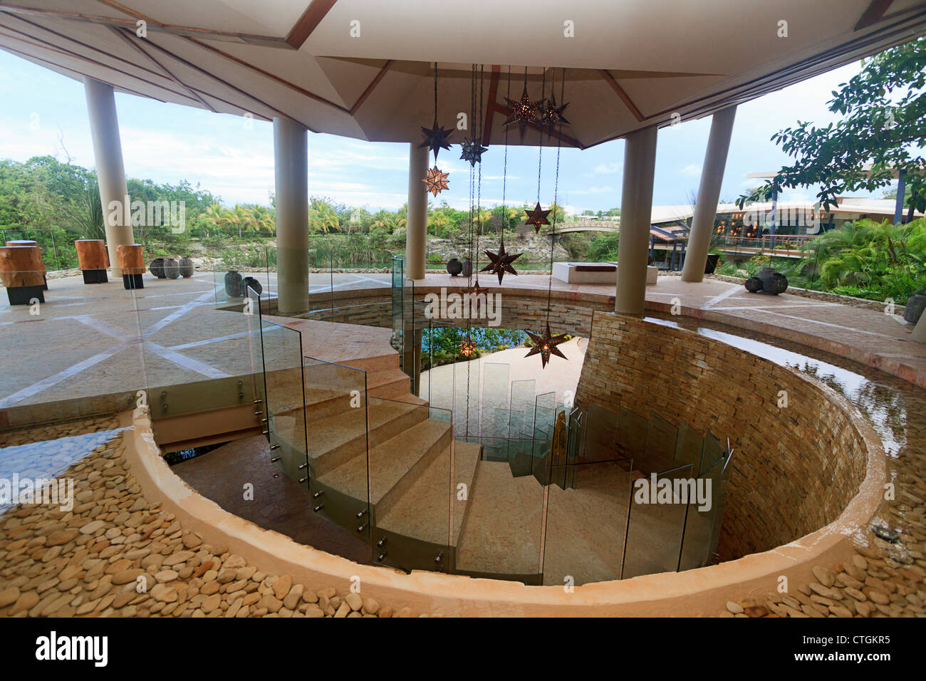 La lobby principale del Rosewood Mayakoba Resort, uno dei molti villaggi tutto incluso lungo la Riviera Maya, Yucatan, Messico Foto Stock