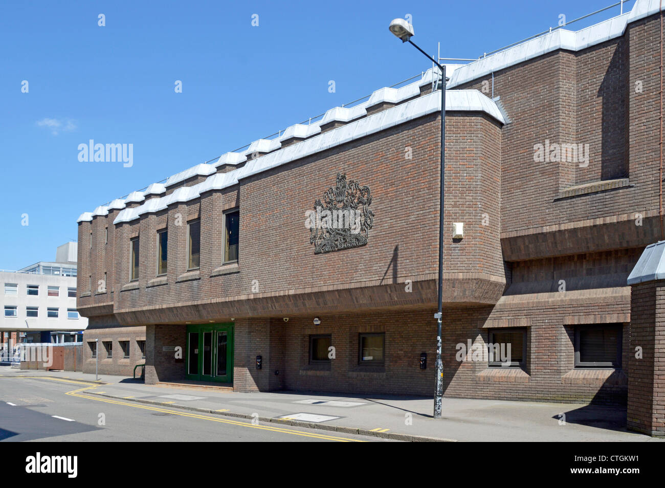 Chelmsford Crown Court è un moderno palazzo di giustizia con stemma e stazione di polizia bianca oltre l'Essex Inghilterra UK Foto Stock