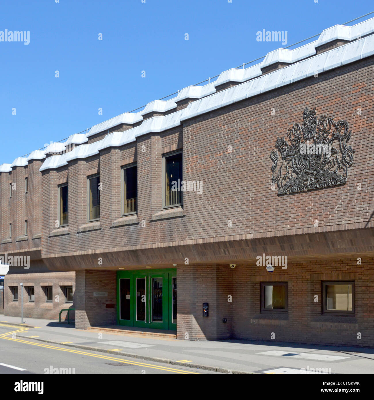 Chelmsford Crown Court Royal stemma del Regno Unito su un muro esterno di mattoni sopra l'ingresso del moderno palazzo di giustizia Essex England UK Foto Stock