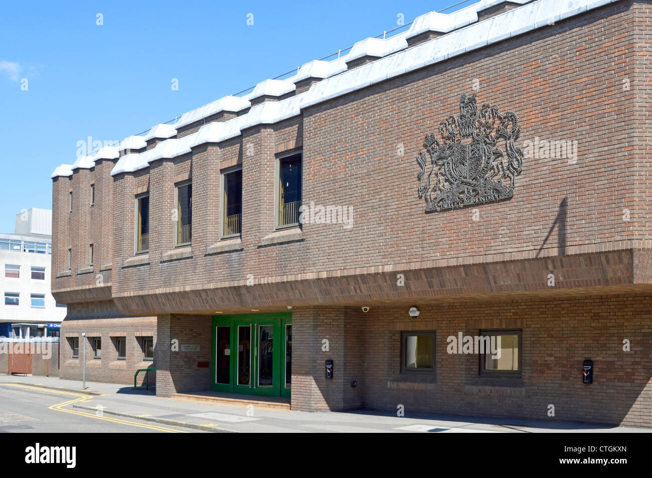 Chelmsford Crown Court Royal Coat of Arms of the United Kingdom su una parete esterna in mattoni del moderno palazzo di giustizia Essex England UK Foto Stock