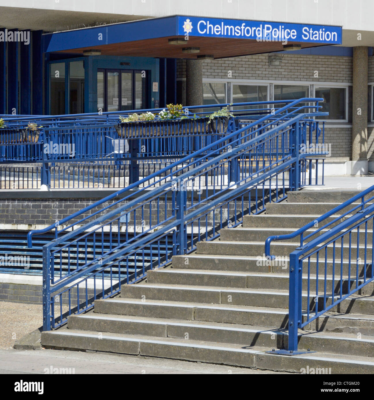 Scalini e ringhiere blu che conducono all'edificio e all'ingresso della stazione di polizia di Chelmsford, situato vicino al County and Magistrates Courts Essex England UK Foto Stock