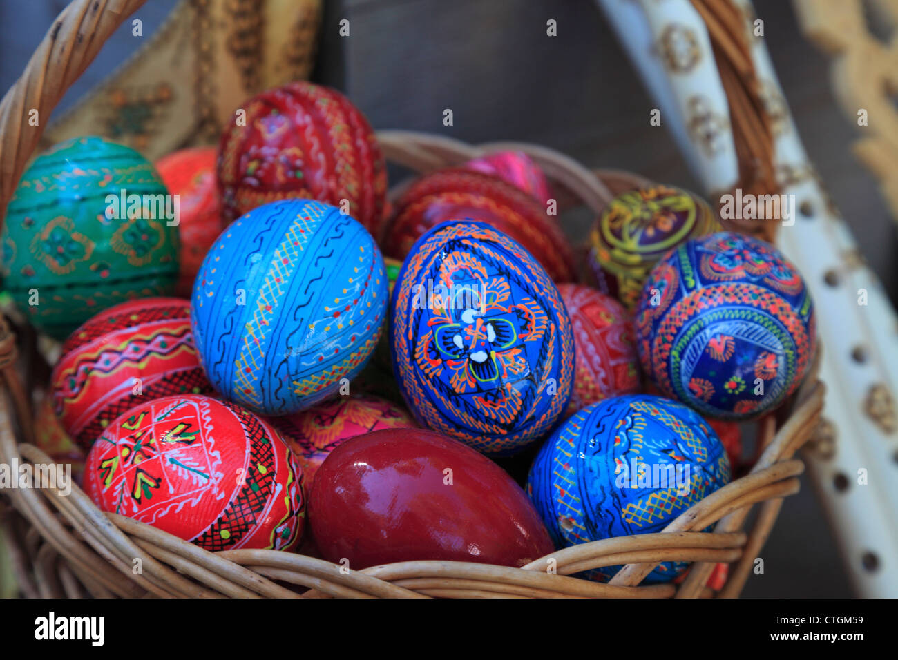 Dipinte a mano e le uova in un negozio di articoli da regalo nella crusca, Transilvania, Romania Foto Stock