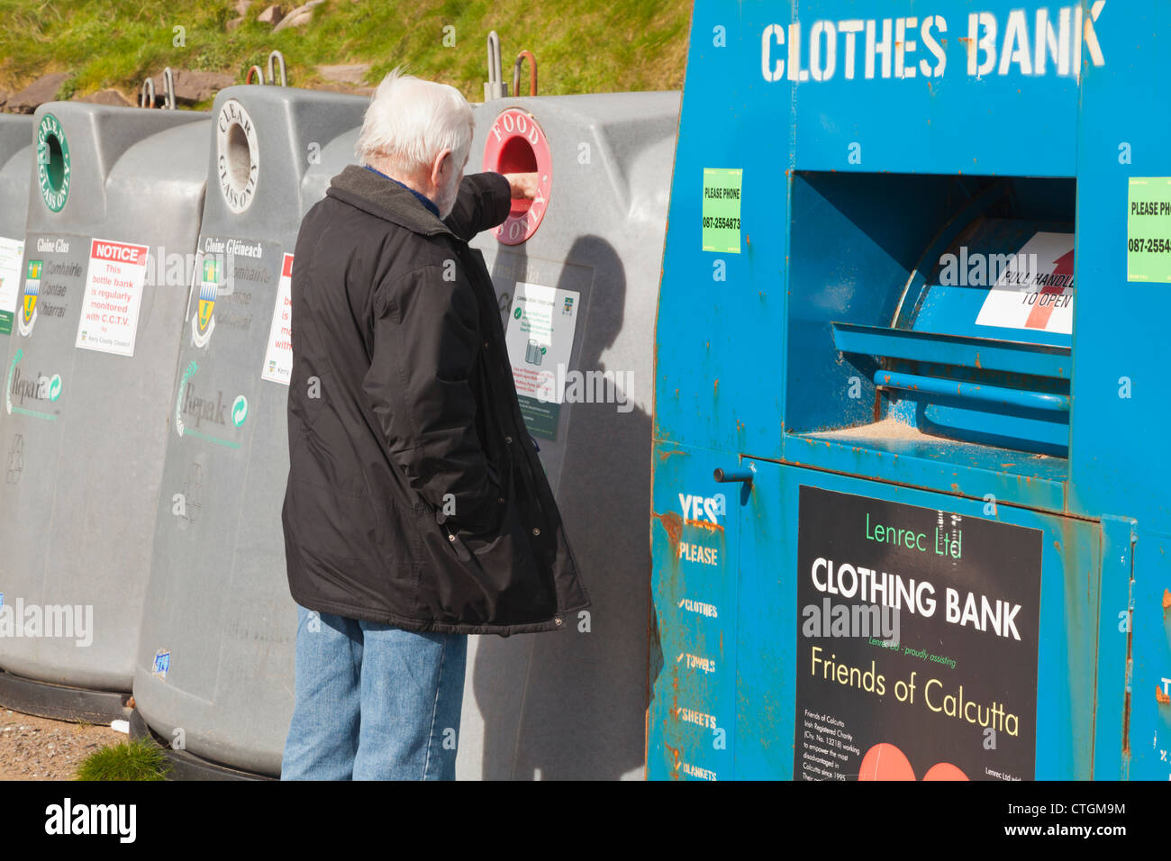Uomo anziano il deposito di rifiuti in un centro di riciclaggio vicino a Killarney, nella contea di Kerry, Irlanda. Foto Stock