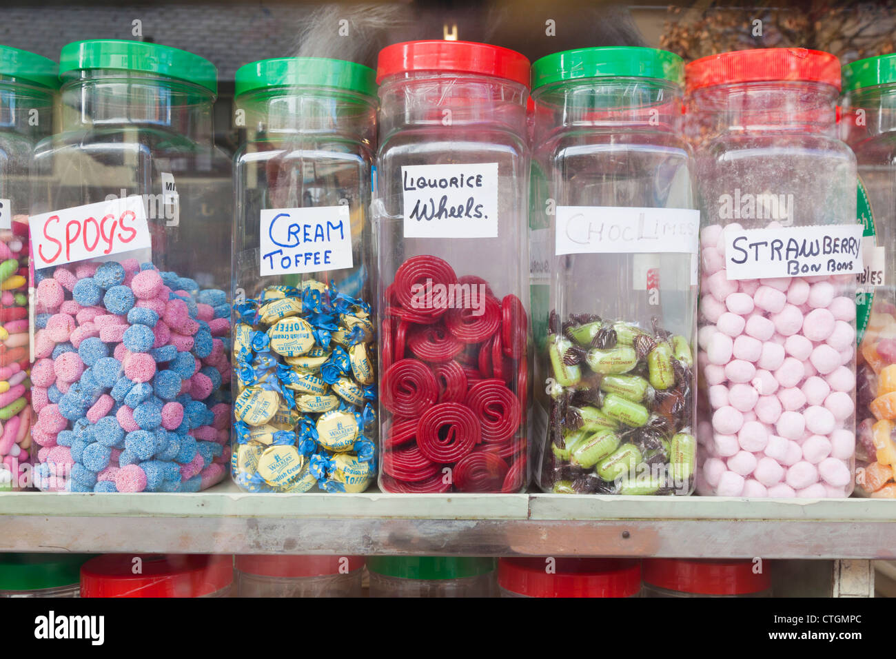 Killarney, nella contea di Kerry, Irlanda. In vecchio stile dolci per la vendita in vetrina. Foto Stock