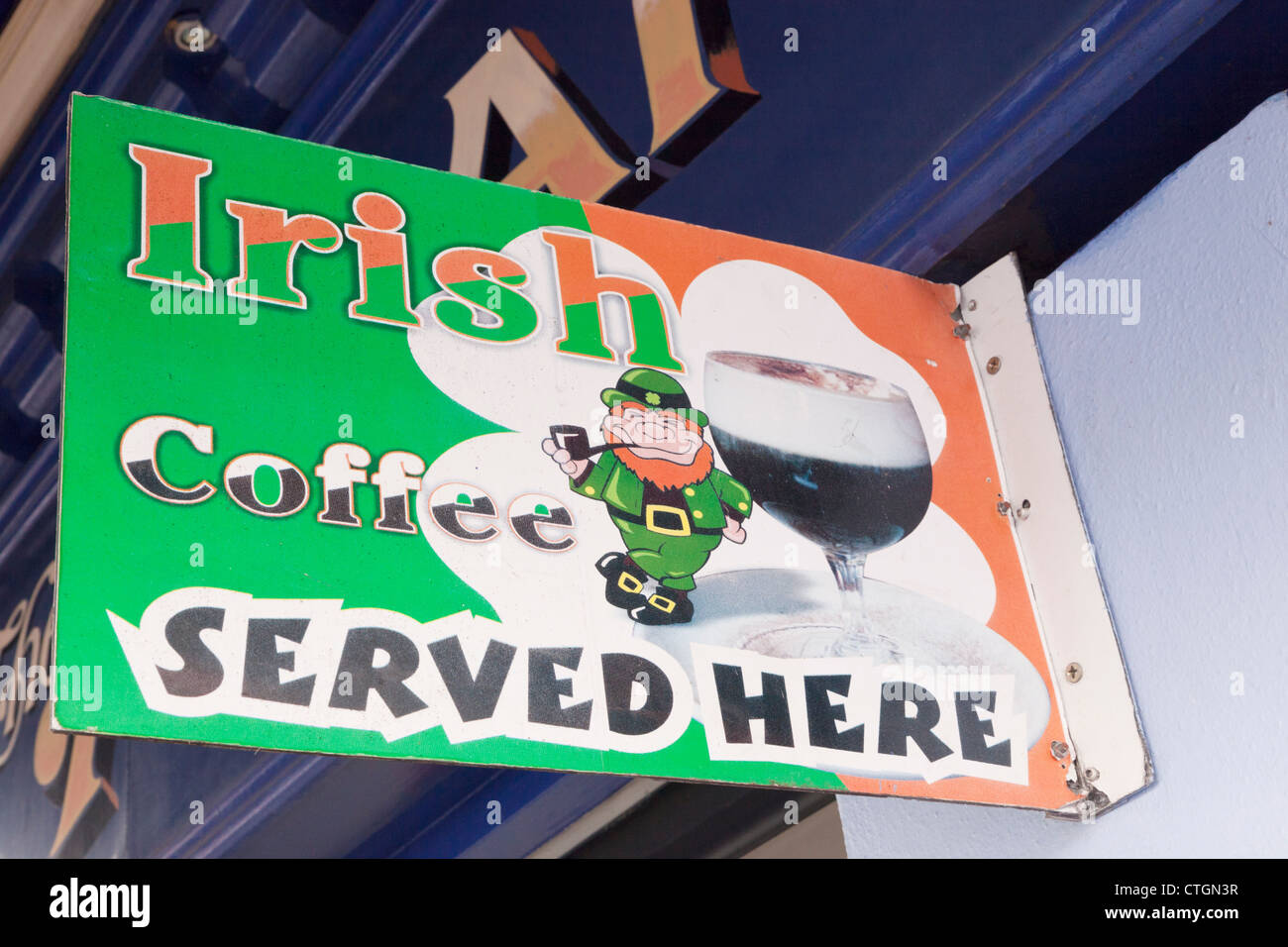 Kenmare, nella contea di Kerry, Irlanda. Cartello fuori cafe offre caffè irlandese Foto Stock