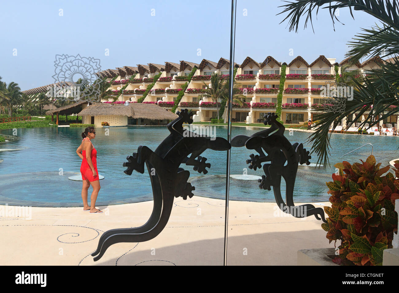 Vista dalla sala pranzo con firma lizard maniglie delle porte della piscina presso il Gran Velas resort in Riviera Maya, Yucatan, Messico Foto Stock