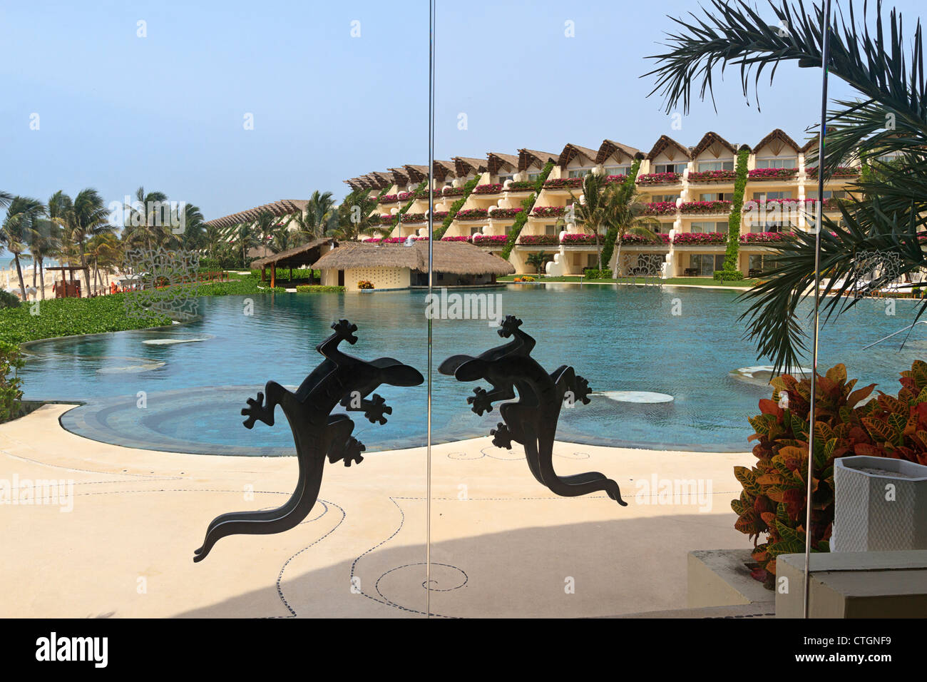 Vista dalla sala pranzo con firma lizard maniglie delle porte della piscina presso il Gran Velas resort in Riviera Maya, Yucatan, Messico Foto Stock