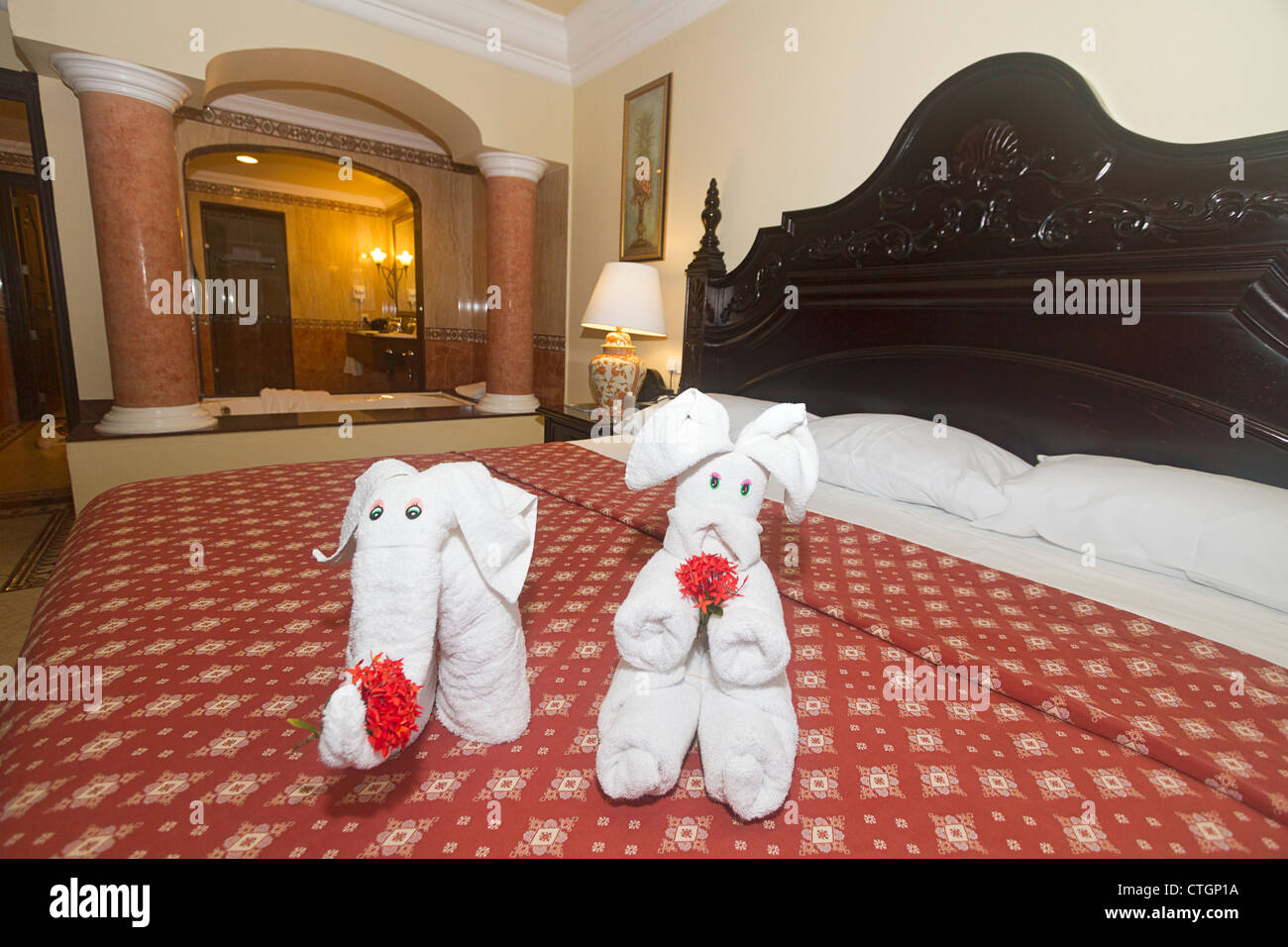 Asciugamano animali arte in per di un elefante e il coniglio sul letto di una camera per gli ospiti al Riu Palace Riviera Maya, Messico Foto Stock