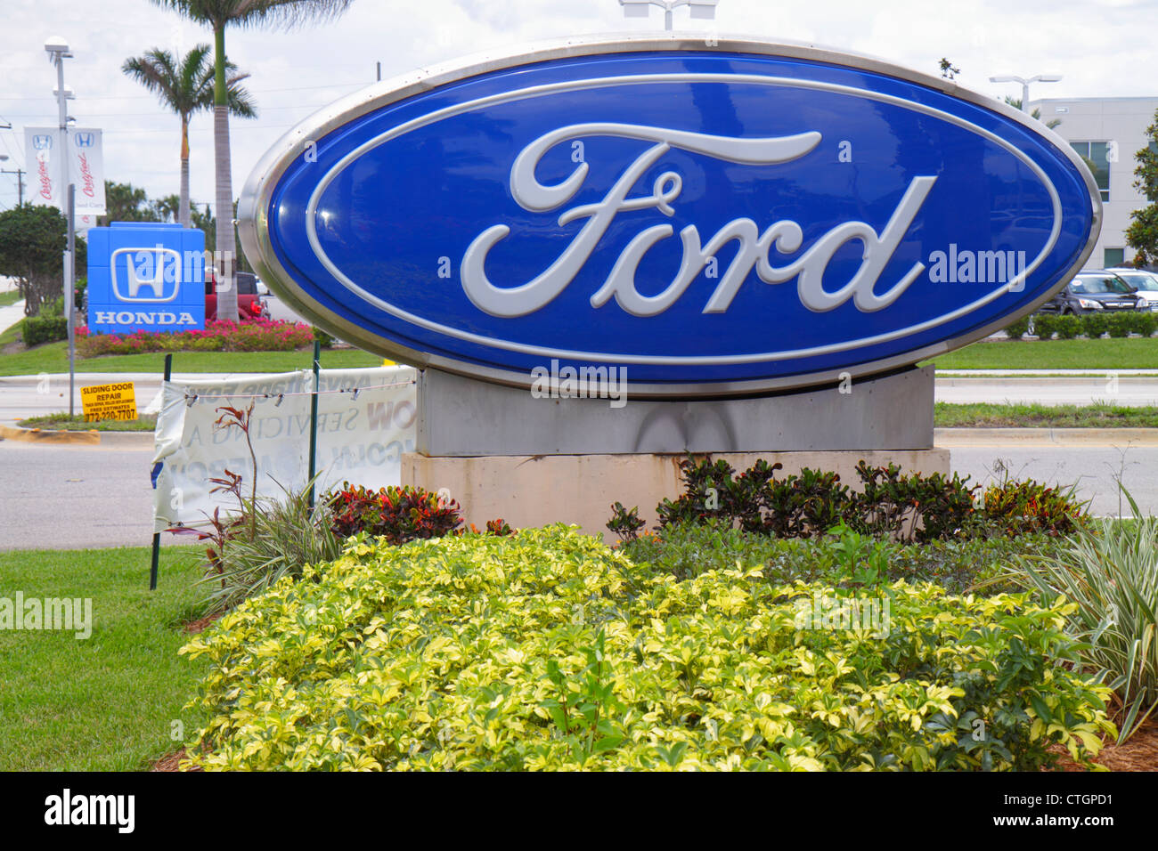 Stuart Florida,Federal Highway,US 1 uno,Ford,Honda,insegne,concessionari concorrenti,concessionaria,nuove auto usate,importazioni vs marche nazionali,viaggi visitatori Foto Stock