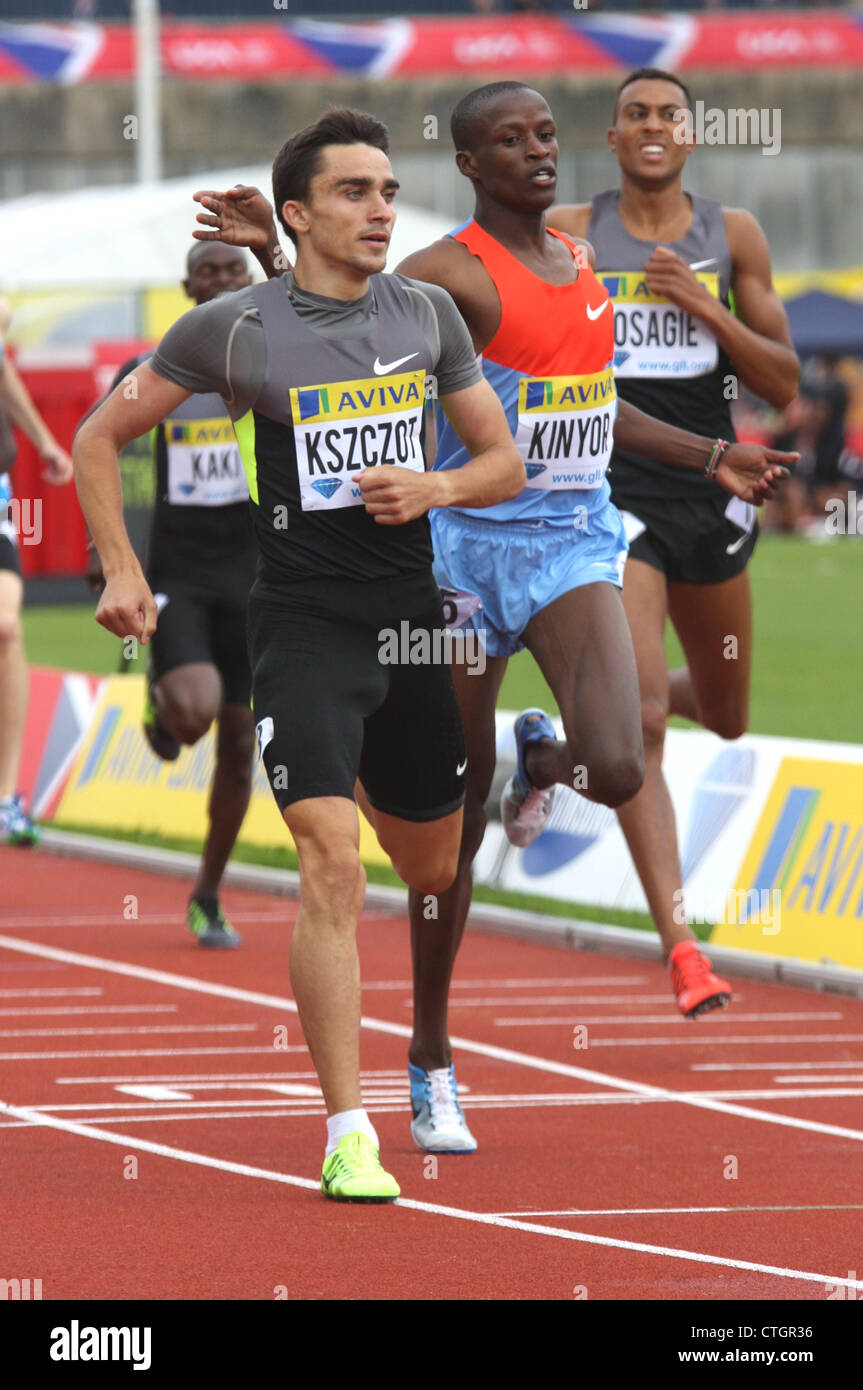 Adam KSZCZOT (Polonia) festeggia con Job KINYOR (Kenya) dopo aver vinto la mens 800 metri al AVIVA 2012 Londra Grand Prix Foto Stock
