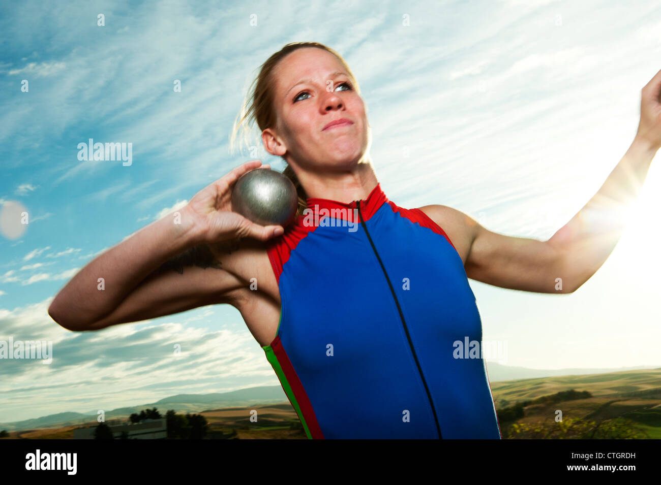 Atleta caucasica si prepara a lanciare il colpo messo Foto Stock