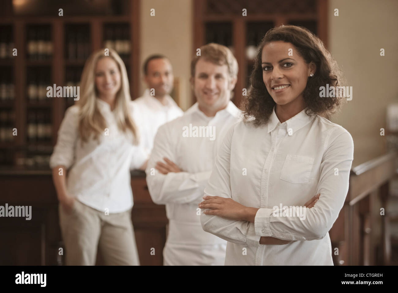Attendere il personale in piedi in ristorante Foto Stock