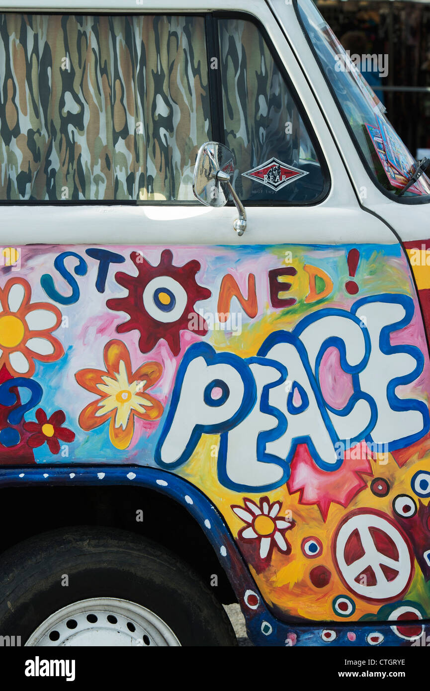 VW Volkswagen camper van dipinto di amore e di pace in stile hippie Foto Stock