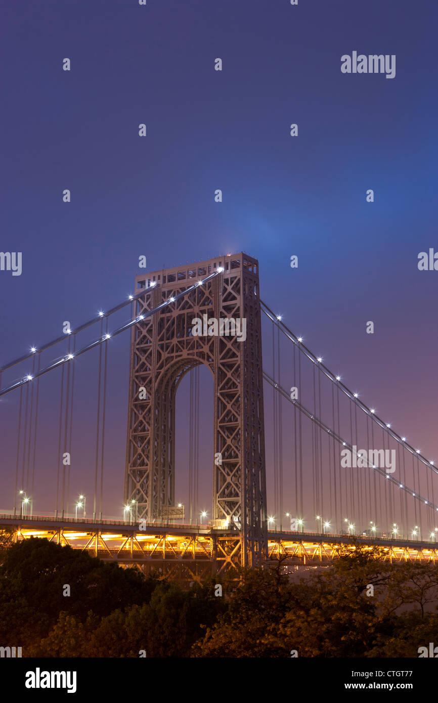 George Washington Bridge illuminata di notte Foto Stock